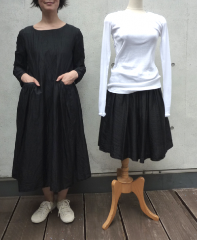 シルクのドレスとタックスカート